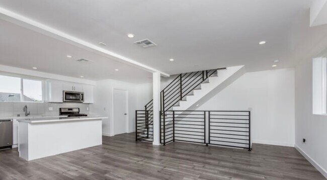 Building Photo - 10916 Hesby St
