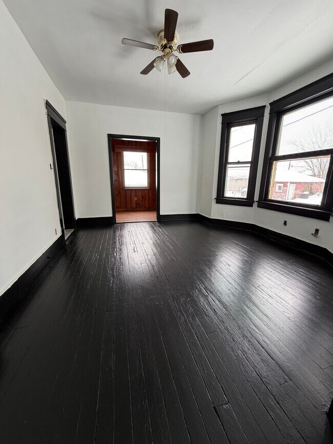 Foto del edificio - Three Bedroom House w Two Car Detached Garage