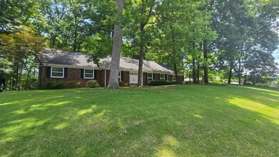 Building Photo - 2121 Southcote Dr