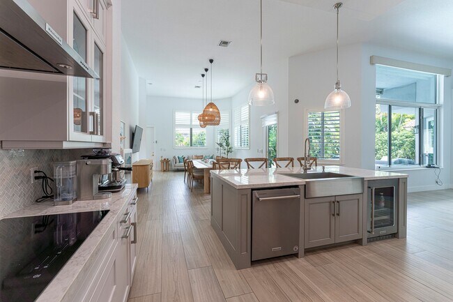 Building Photo - 4023 W Lake Estates Dr