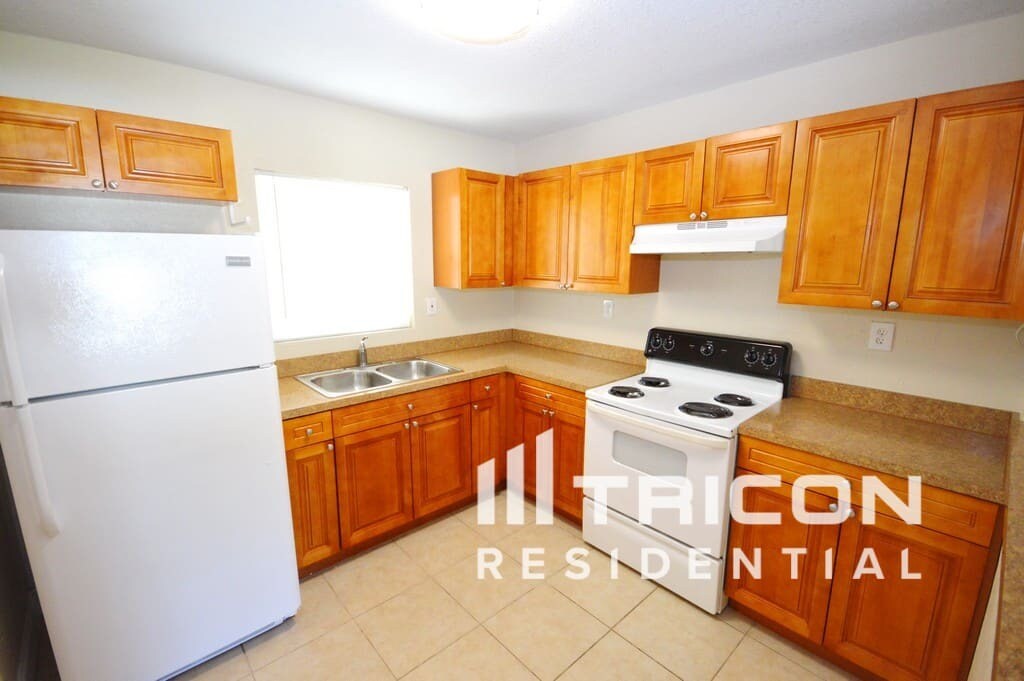 Building Photo - 5151 Flamingo Dr N