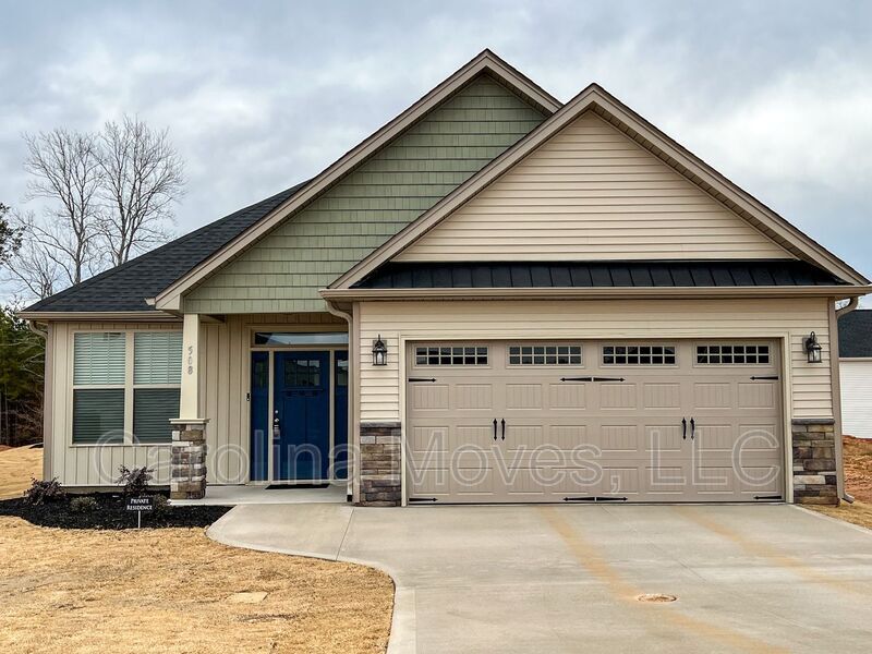 Foto principal - 508 Dottie Ct