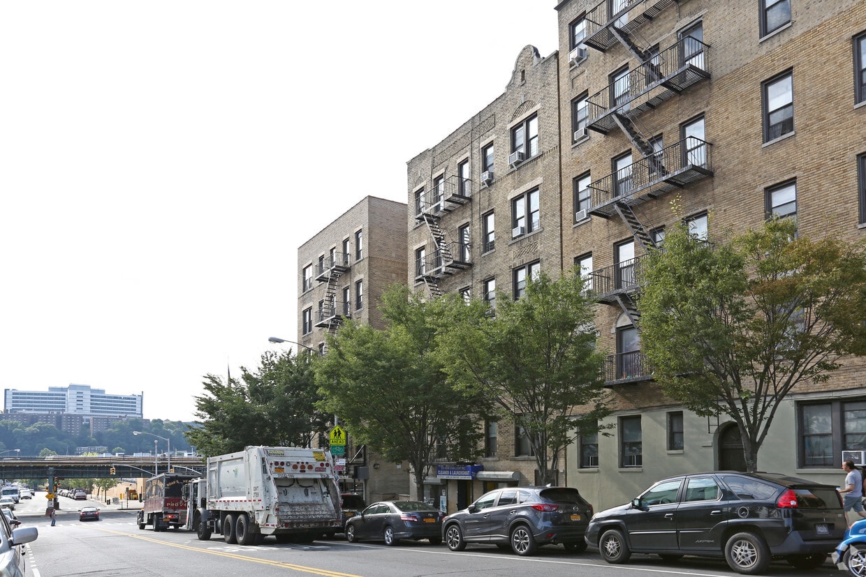 Building Photo - 510 W 218th St
