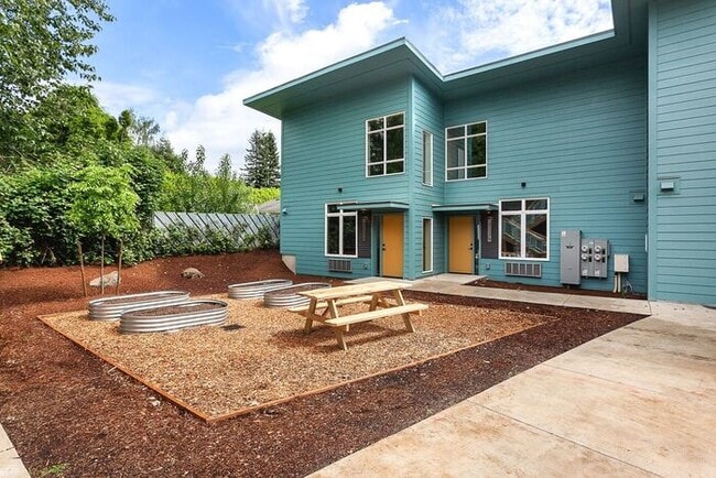 Building Photo - 4215 NE Highland Ct