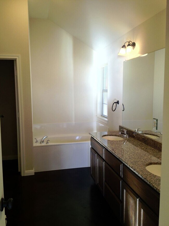 Building Photo - 3BR / 2BA Duplex in Hewitt, Texas | Midway...