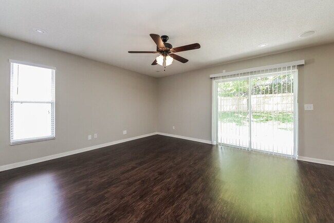 Foto del edificio - 12110 Woodglen Cir