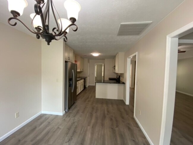 Foto del edificio - Welcome to this charming 3-bedroom, 2-bathroom home located in Ellerslie, GA