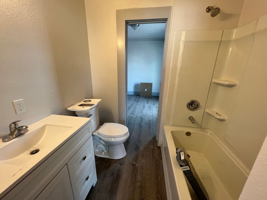 Building Photo - Newly remodeled house