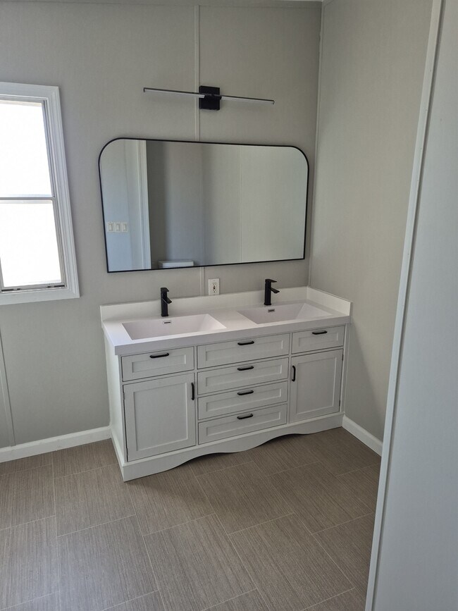 Foto del edificio - 100 Stonecutter Dr