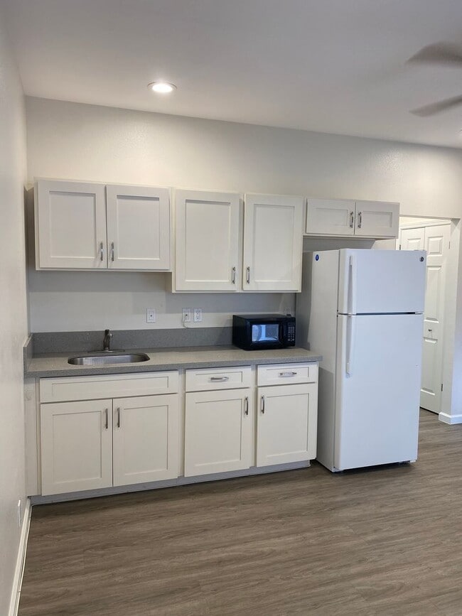 Building Photo - Cute Liliha Studio, Utilities included