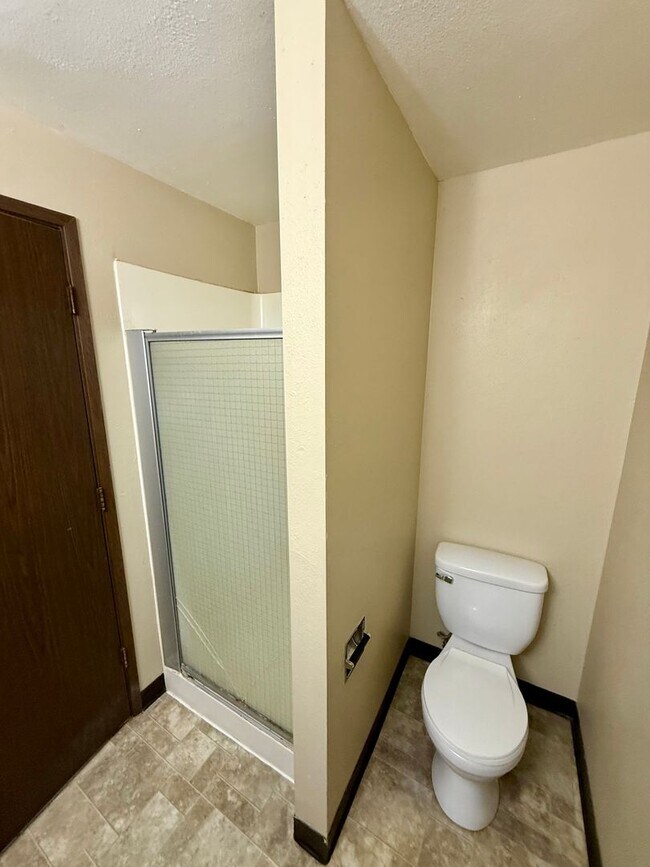 Building Photo - Hard to find 2 bdrm, 2 full bath unit with water, sewer, and garbage. Onsite laundry and A/C!