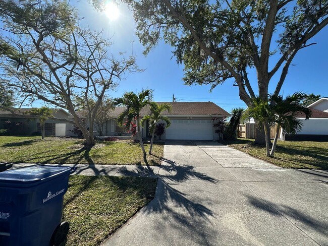 Building Photo - Spacious 4-Bed Pool Home in Gulf Gate East - Available Now!