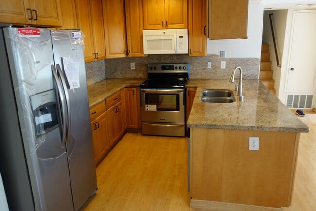 Foto del edificio - Bright 3-Bed condo with In-Unit Laundry, Pool Access, and Assigned Carport in Fremont
