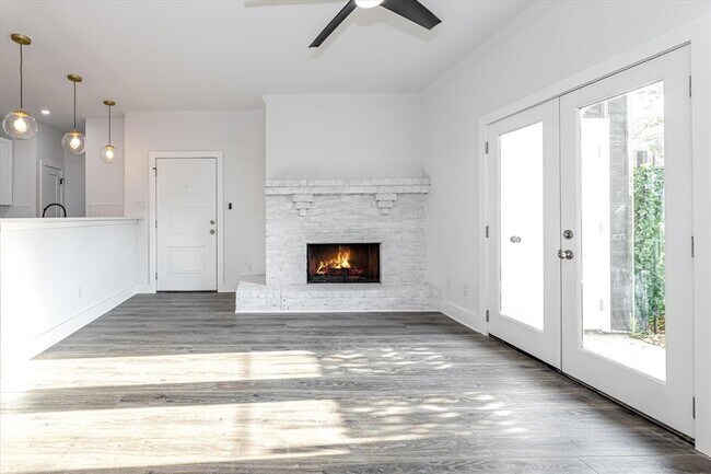Building Photo - 2425 Augusta Dr