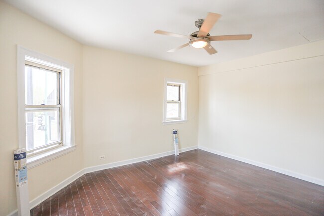 Foto del edificio - 7002 N Western Ave