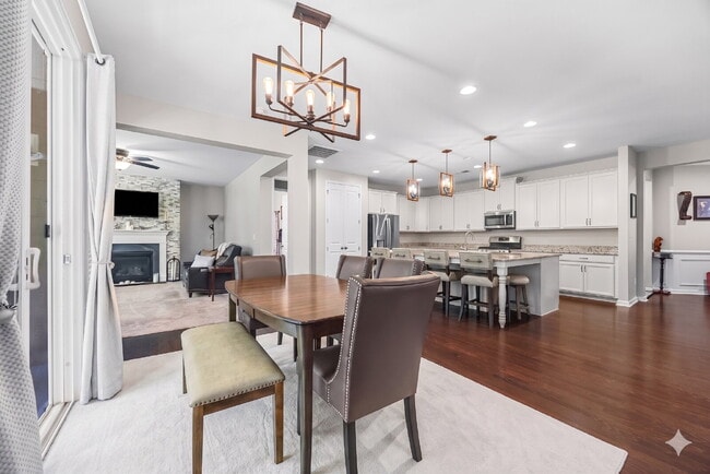 Building Photo - Amenity-Rich Neighborhood!