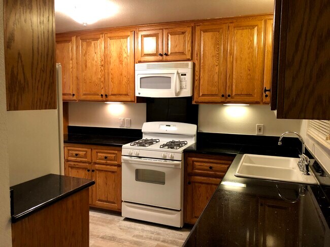 Kitchen w/ Oak Cabinets & granite countertops - 15508 Williams St