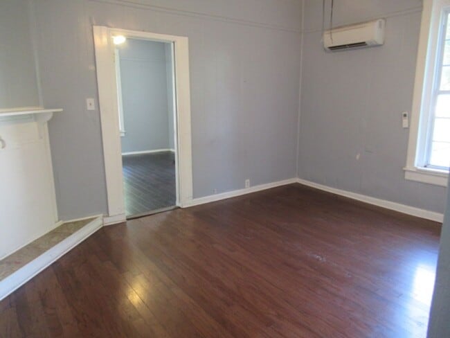Building Photo - Ave C, 116A