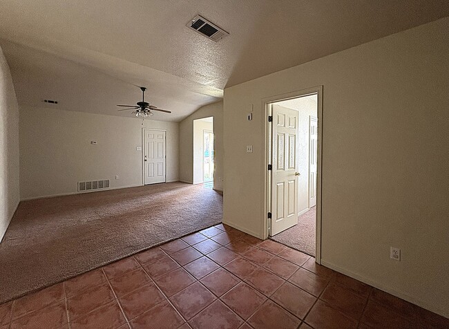 Foto del edificio - 1002 W Avenue B