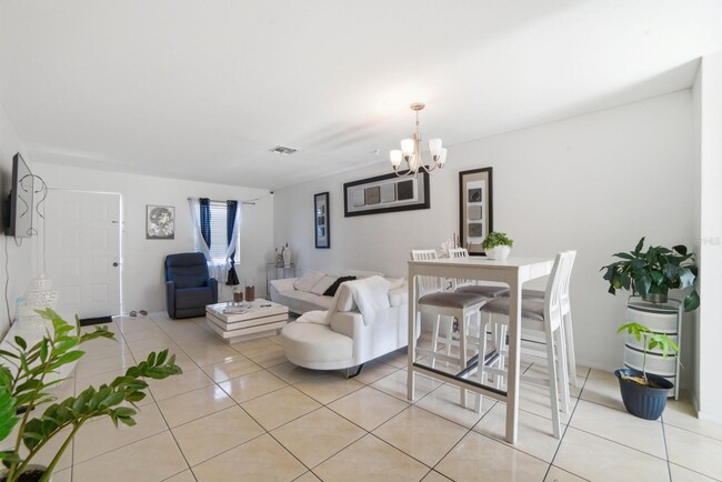 Building Photo - 2 E Las Palmas Way