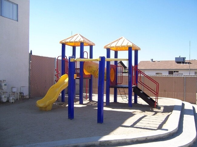 Building Photo - 900 Susan Dr