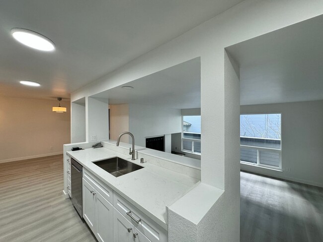 Building Photo - Spacious Magnolia Condo (brand-new wooden flooring)