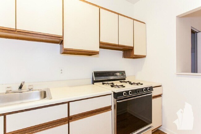 Foto del edificio - 660 W Cornelia Ave