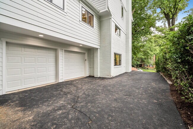 Building Photo - "Luxurious 6-Bed, 6-Bath Arlington Retreat...