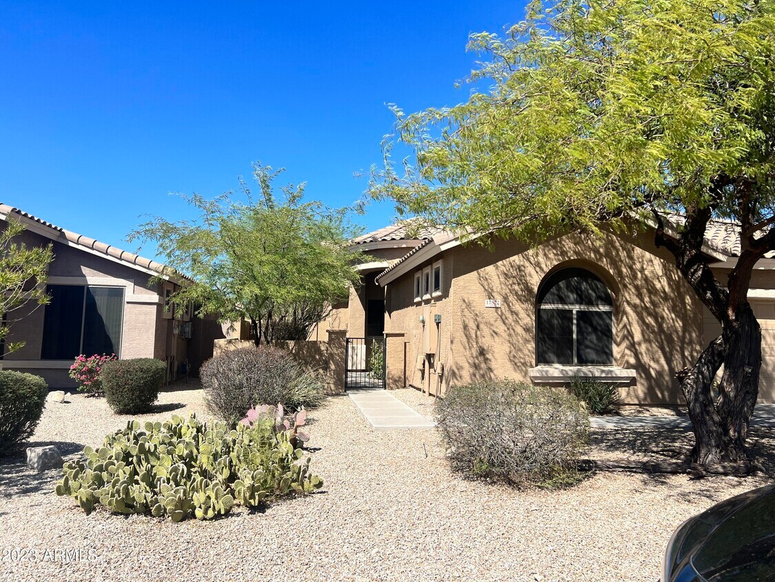 Foto principal - 17522 W Lavender Ln