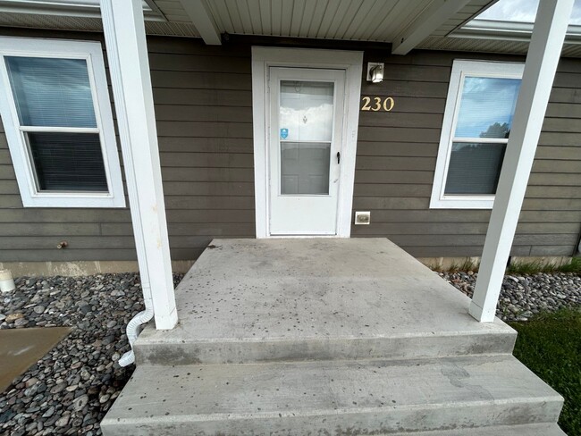 Building Photo - 220 Riverwood Dr