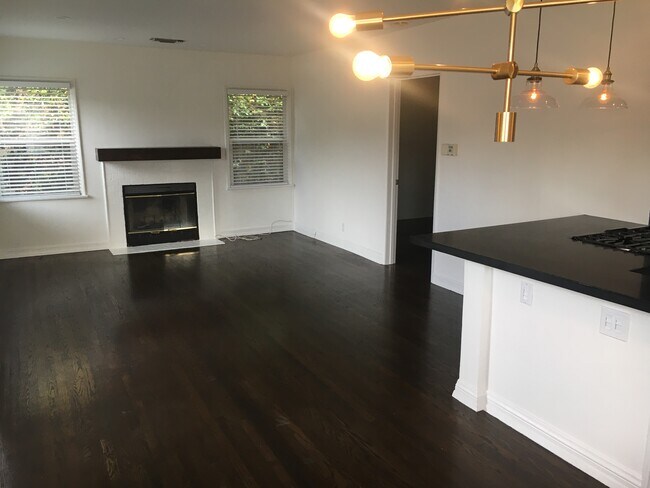 Building Photo - 518 N San Vicente Blvd