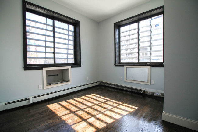 Building Photo - 39 Suydam St