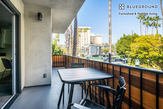 Foto del edificio - 311 S Doheny Dr