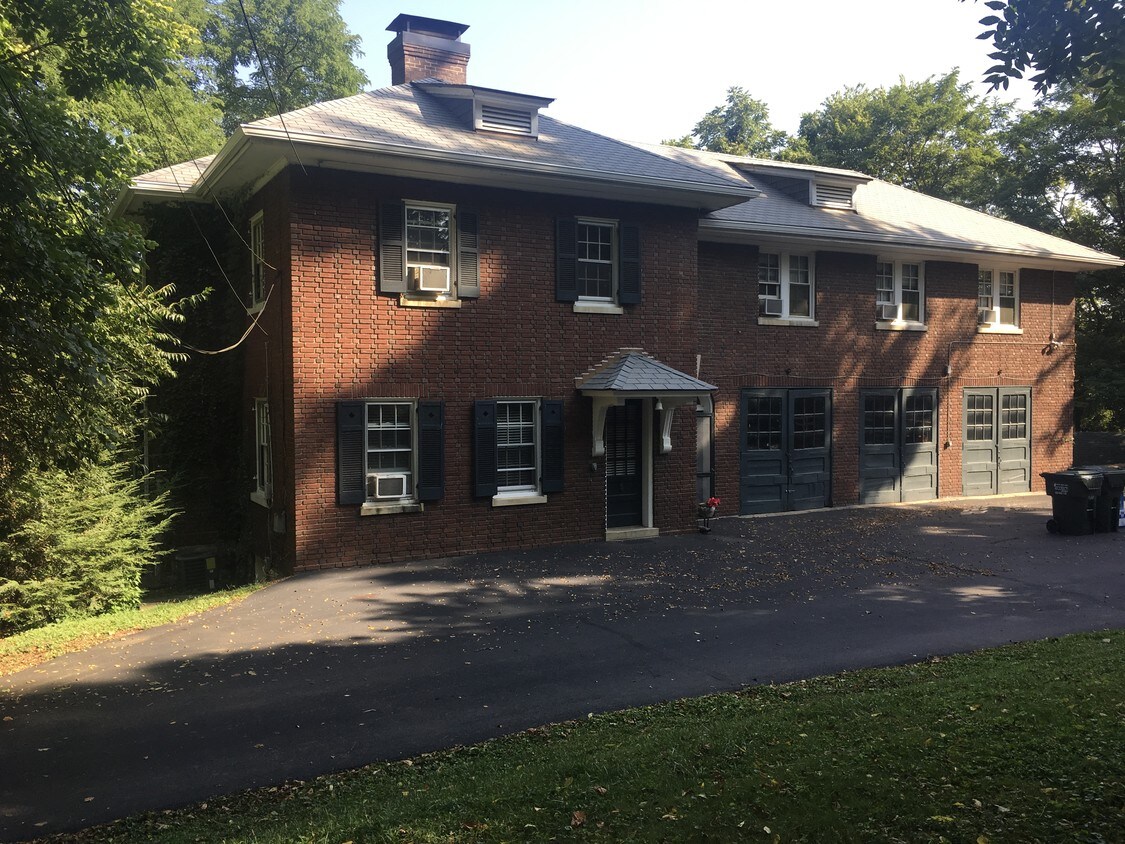 27 Poplar Hill Rd, Louisville, KY 40207 Townhome Rentals in