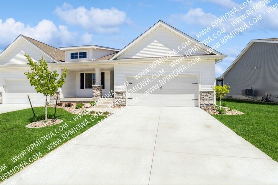 Primary Photo - SPACIOUS TOWNHOME!! 3 Bed, 2.5 Bath Townho...