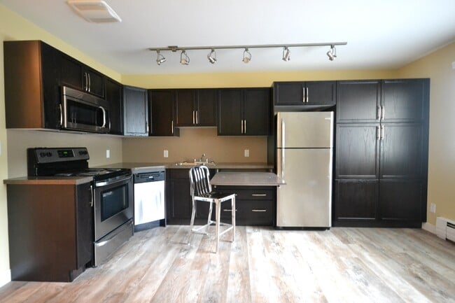 Building Photo - 561 Warsaw Av