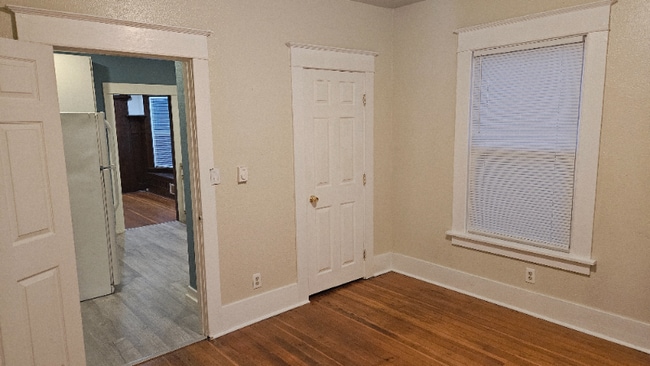 Building Photo - 805 S Ainsworth Ave