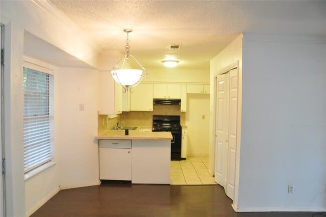 Building Photo - 5602 Berry Hill Dr