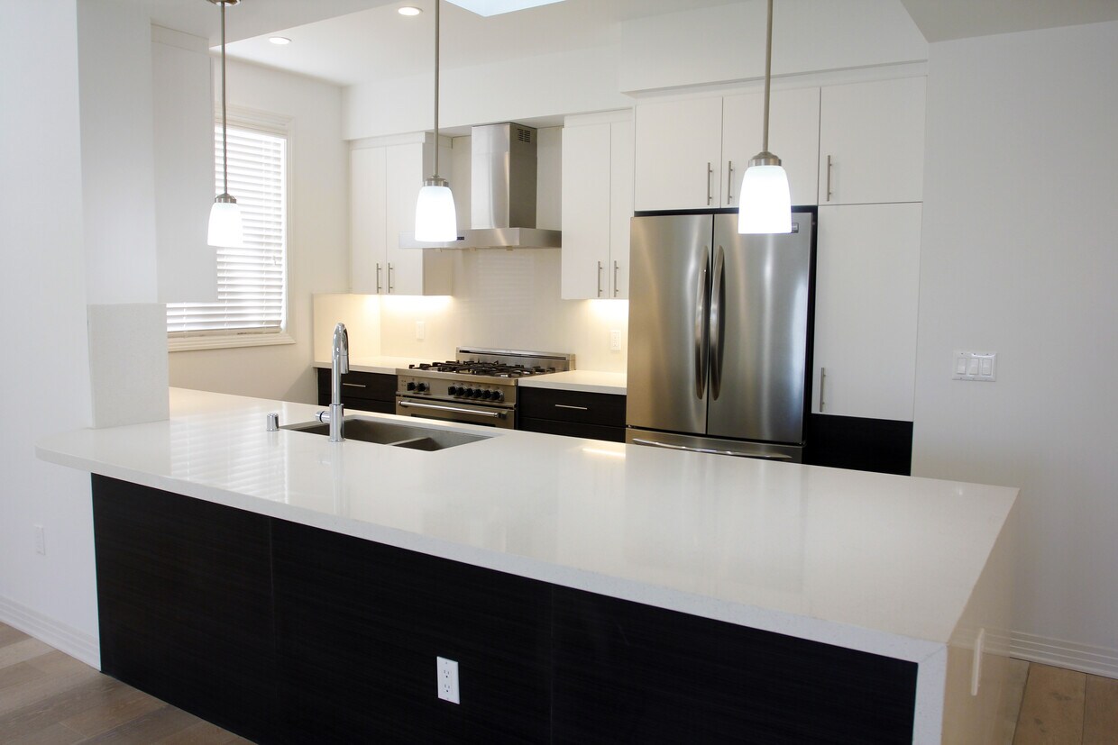 Cocina - 11931 Goshen Ave "Le Robaire"