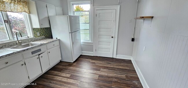 Building Photo - 123 Oak St