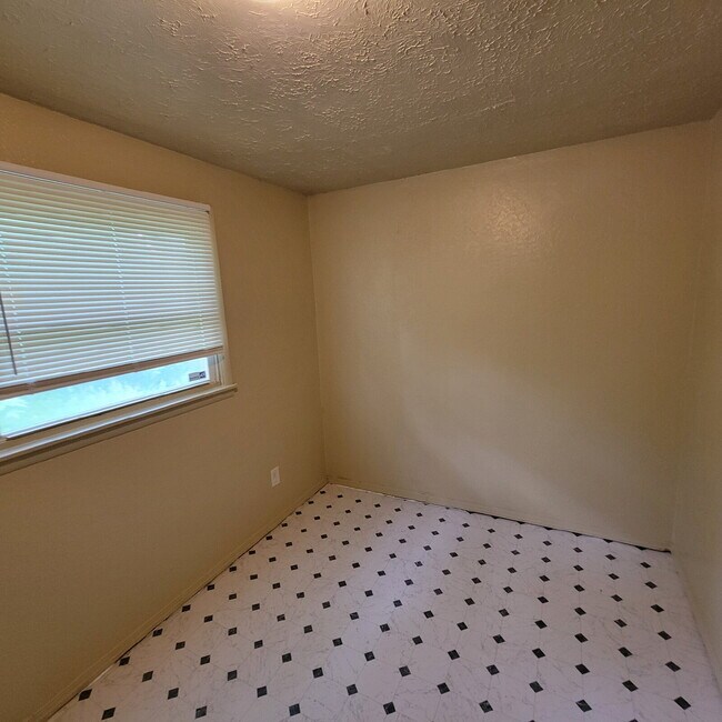 Building Photo - 4BR/2BA House w/Garage!