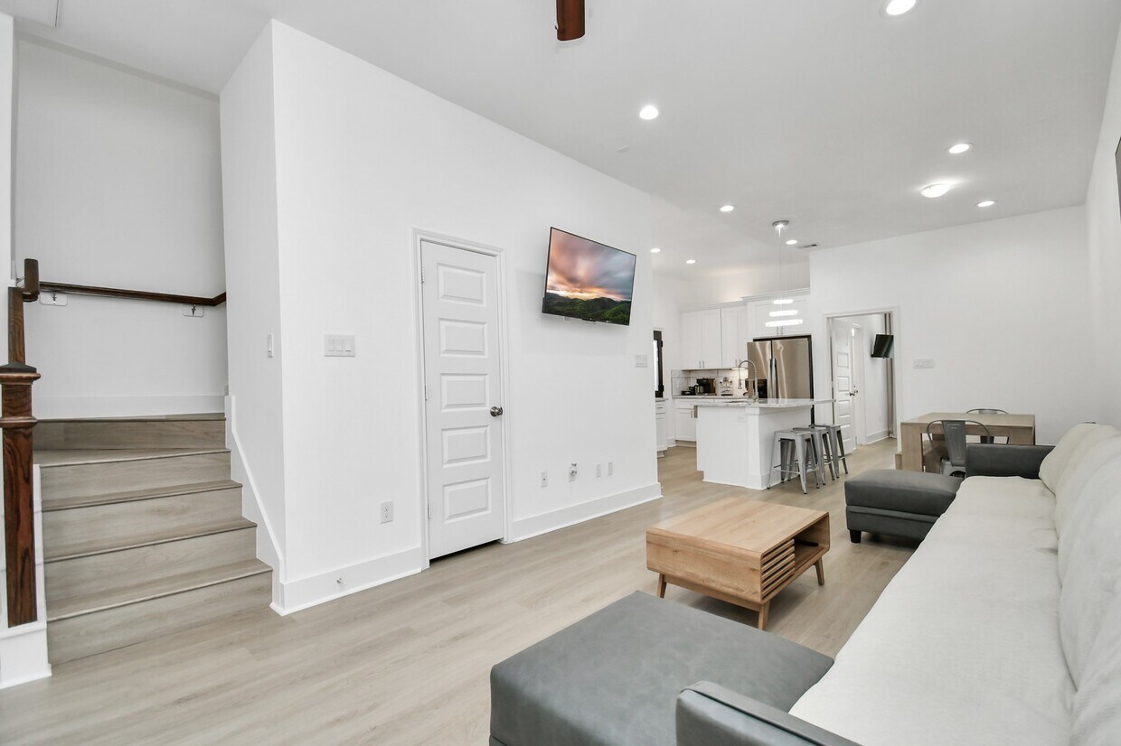Foto principal - 7031 Eastwood St