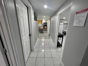 Building Photo - 11 Queen St S