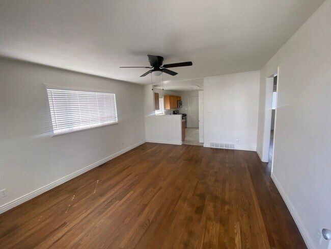 Foto del edificio - Spacious 2 Bedroom, 1 Bathroom Duplex with Private Backyard!