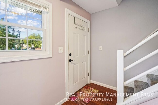 Foto del edificio - 725 Bellows Ave
