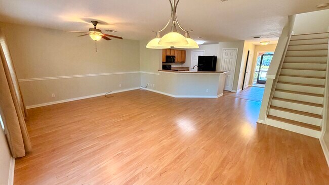 Comedor mirando hacia la sala de estar. - 15141 Piping Plover Ct