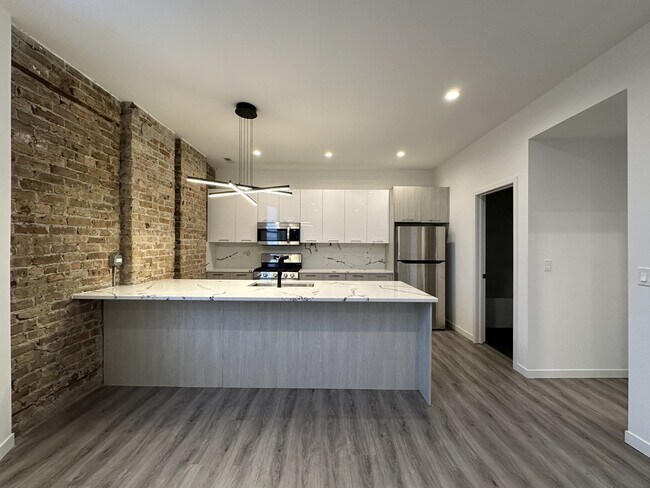 Foto del edificio - 2743 W Division St