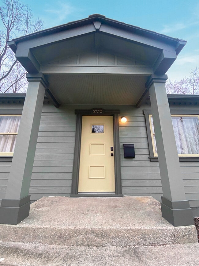 Building Photo - 205 Hickory Ave