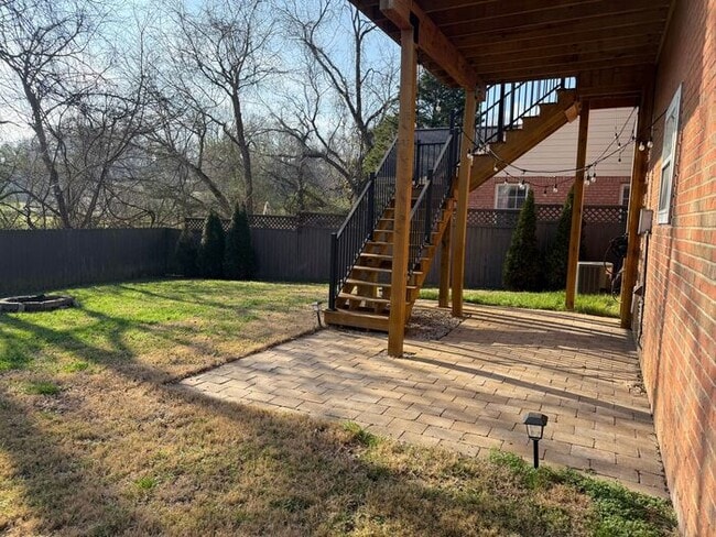 Building Photo - For Rent - Split Level Brick Home in South Nashville with Garage