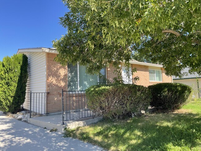 Building Photo - 4894 Elaine Dr